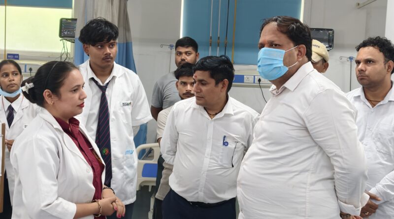 सिलेंडर फटने से झुलसे लोगों का महापौर ने जाना हाल।जिला अस्पताल में बर्निंग यूनिट के लिए करेंगे प्रयास