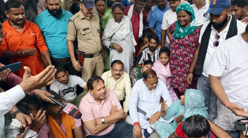 महापौर की पहल से वाल्मीकि समाज का आक्रोश हुआ शांत।वरिष्ठ नेताओं ने महापौर विकास शर्मा का जताया आभार, निष्पक्ष जांच और न्याय की उम्मीद।घायल अभिषेक के उपचार और परिवार को हरसंभव सहयोग का महापौर ने दिया भरोसा