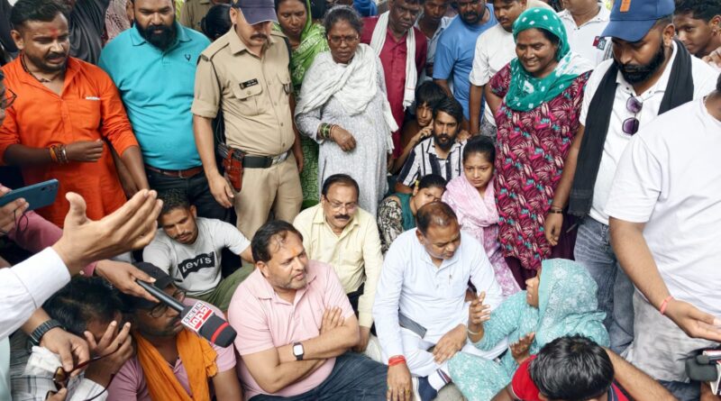 महापौर की पहल से वाल्मीकि समाज का आक्रोश हुआ शांत।वरिष्ठ नेताओं ने महापौर विकास शर्मा का जताया आभार, निष्पक्ष जांच और न्याय की उम्मीद।घायल अभिषेक के उपचार और परिवार को हरसंभव सहयोग का महापौर ने दिया भरोसा