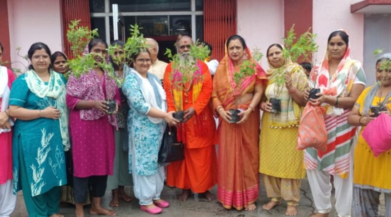 पूर्व पालिकाध्यक्ष मीना शर्मा ने दूधिया बाबा मंदिर में जलाभिषेक कर शुरू किया हर घर तुलसी अभियान 