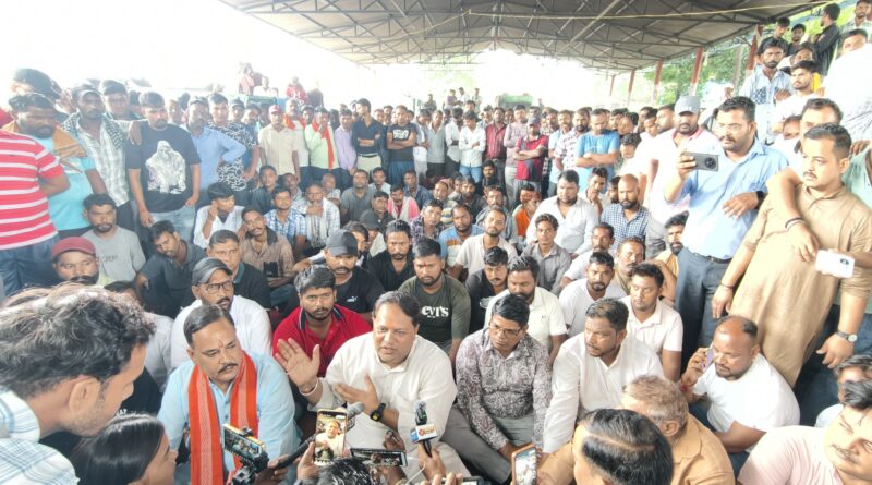 *कर्मचारियों के साथ धरने पर बैठे महापौर* *विकास शर्मा बोले, अपराधी के साथ नहीं, अपने नगर निगम परिवार और वाल्मीकि समाज के साथ खड़ा हूं* *गरीब के आंसुओं पर राजनीति करने वालों का मुख्यमंत्री के सामने होगा खुलासा*