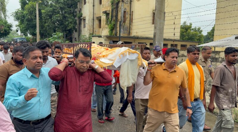 अभिषेक वाल्मीकि की अंतिम यात्रा में विधायक शिव अरोरा ने दिया कंधा, नम आंखों से दी अंतिम विदाई* *विधायक बोले एक परिवार व समाज के लिये इससे पीड़ादायक कुछ नहीं हो सकता* 