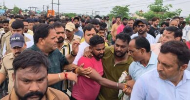 *और गमगीन माहौल में पंचतत्व में विलीन हो गया अभिषेक* *स्वर्गीय अभिषेक को महापौर विकास शर्मा ने दी भावपूर्ण श्रद्धांजलि* *अंतिम समय तक परिवार के साथ खड़े नजर आए महापौर*