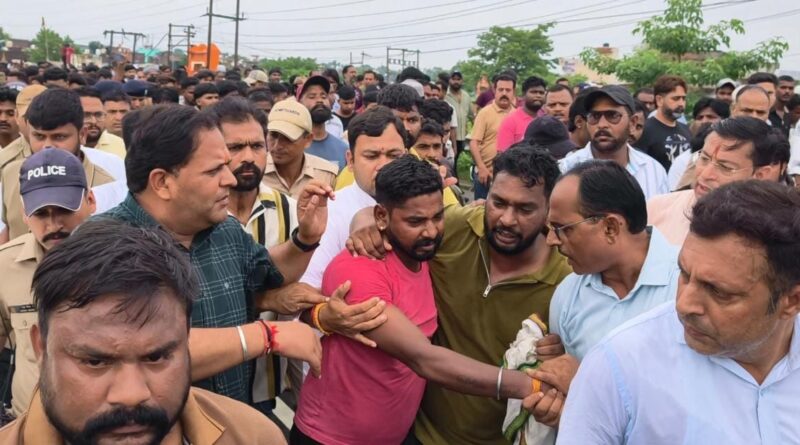 *और गमगीन माहौल में पंचतत्व में विलीन होगा अभिषेक* *स्वर्गीय अभिषेक को महापौर विकास शर्मा ने दी भावपूर्ण श्रद्धांजलि* *अंतिम समय तक परिवार के साथ खड़े नजर आए महापौर*