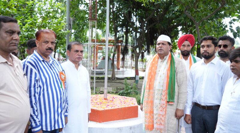 महापौर ने स्वतंत्रता दिवस पर स्वच्छ और सुरक्षित रुद्रपुर का संकल्प दोहराया।स्वतंत्रता दिवस पर नगर निगम समेत विभिन्न स्थानों पर किया ध्वजारोहण