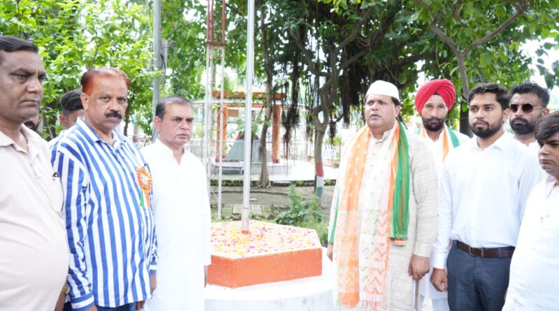 महापौर ने स्वतंत्रता दिवस पर स्वच्छ और सुरक्षित रुद्रपुर का संकल्प दोहराया।स्वतंत्रता दिवस पर नगर निगम समेत विभिन्न स्थानों पर किया ध्वजारोहण
