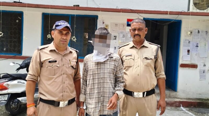 *रुद्रपुर क्षेत्र में हुई हत्या के आरोपी युवक को पुलिस ने किया गिरफ्तार।* *आरोपी ने युवक के सिर पर ईंट से हमला कर गंभीर रूप से किया था घायल, दौराने इलाज हुई युवक की मृत्यु।*