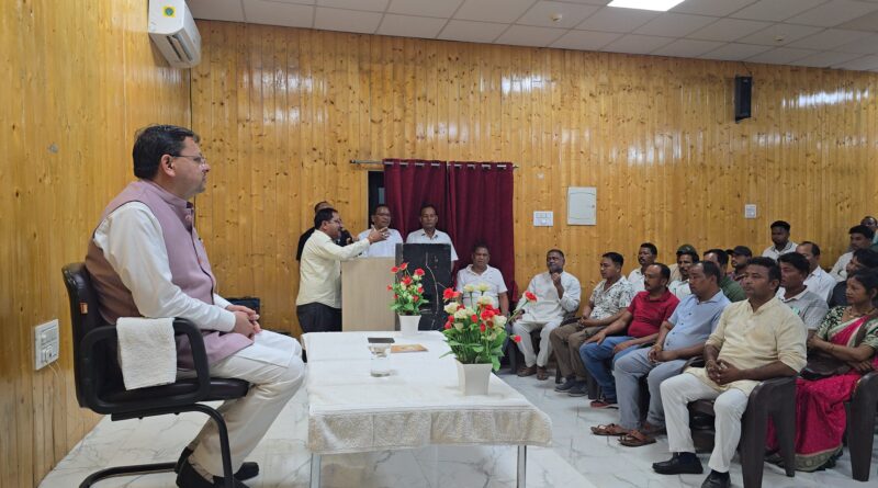 कैंप कार्यालय में मुख्यमंत्री ने किया थारू जनजाति से संवाद।थारू जनजाति संवाद कार्यक्रम में मुख्यमंत्री पुष्कर सिंह धामी ने सुनी जनजाति समाज की समस्याए।