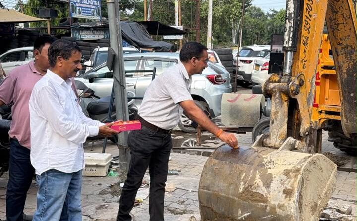 *काशीपुर बाईपास चौड़ीकरण कार्य ने पकड़ी रफ्तार, विभागों ने संभाला मोर्चा विद्युत विभाग के बाद जल संस्थान ने भी पानी की पाइप लाइन शिफ्टिंग, लाइन बिछाने का कार्य किया आरम्भ* 