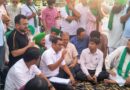 मांगों को लेकर धरने पर बैठे किसानों के साथ अपर जिलाधिकारी ने किया संवाद, समस्याओं के समाधान का दिया भरोसा।