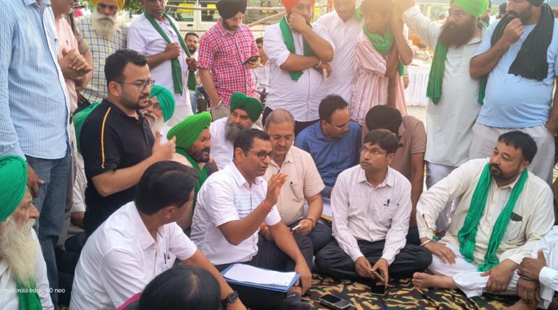मांगों को लेकर धरने पर बैठे किसानों के साथ अपर जिलाधिकारी ने किया संवाद, समस्याओं के समाधान का दिया भरोसा।
