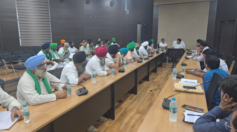 *जनपद स्तर की मांगों का होगा प्रमुखता से निस्तारण, शासन को भेजी जायेगी नीतिगत मांगे।* *डीएम नितिन सिंह भदौरिया ने किसानों के साथ की बैठक।*