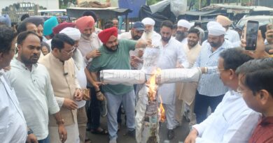 *सज्जन कुमार के महिमामंडन पर कांग्रेस के खिलाफ सिख समाज व भाजपा का दिखा भारी आक्रोश, रुद्रपुर में फूंका कांग्रेस पार्टी का पुतला* *कांग्रेस के शीर्ष नेताओं से कि माफ़ी की मांग*