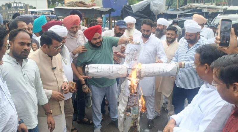 *सज्जन कुमार के महिमामंडन पर कांग्रेस के खिलाफ सिख समाज व भाजपा का दिखा भारी आक्रोश, रुद्रपुर में फूंका कांग्रेस पार्टी का पुतला* *कांग्रेस के शीर्ष नेताओं से कि माफ़ी की मांग*