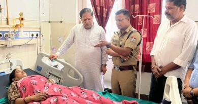 *महापौर ने जिला अस्पताल पहुंचकर घायल महिला कांस्टेबल का हाल जाना* *कांग्रेस पर साधा निशाना, बोले-विरोध का अधिकार सभी को, अराजकता और पुलिसकर्मियों से गलत व्यवहार स्वीकार्य नहीं*