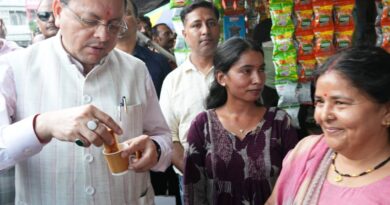 *मुख्यमंत्री धामी ने लोकल फॉर वोकल को दिया बढ़ावा, मेलाघाट सड़क में पैदल चलकर मिलन डेरी में पी चाय।*