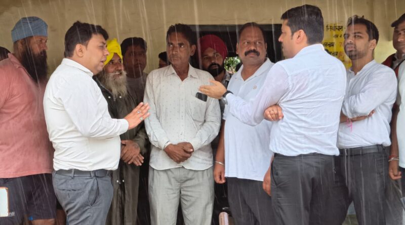 खटीमा क्षेत्र की खंकरा नदी उफनाती,वनगवा गांव में भरा पानी, प्रशासन ने 20 परिवारों को सुरक्षित स्थाना पर भेजा 