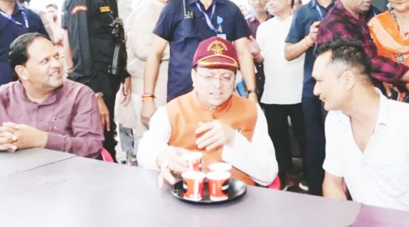मुख्यमंत्री ने स्थानीय लोगों के साथ की चाय पर चर्चा,खुद किया भुगतान 