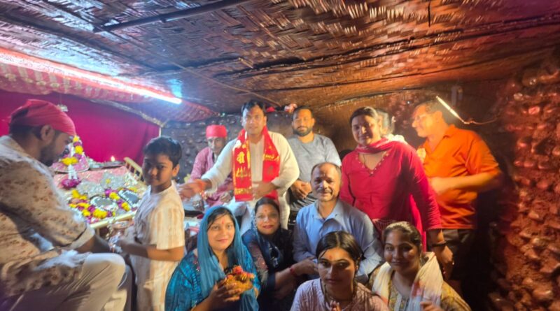 *मां वैष्णो देवी की पवित्र गुफा के दिव्य दर्शन कर भक्तिमय हुआ वातावरण*