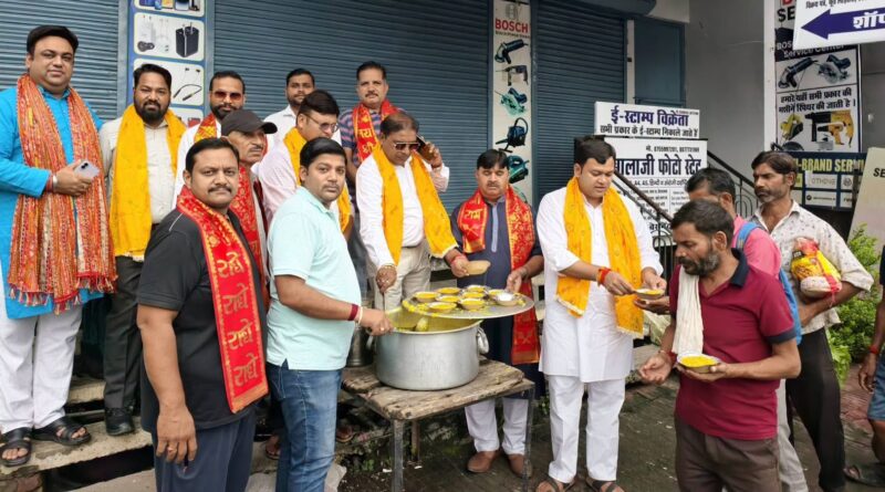 जनसेवा कर मनाया जन्मदिन, प्रमोद मित्तल ने टीम के साथ दी शुभकामनाएं। 