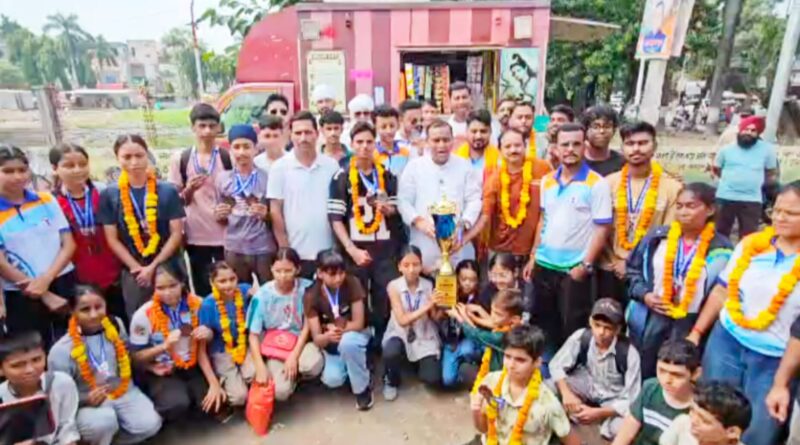 *जम्मू से चैंपियन बनकर लौटी उत्तराखंड वोविनाम टीम का रुद्रपुर में भव्य स्वागत* *71 पदक जीतकर ओवरऑल चैंपियन बनना एक ऐतिहासिक और गौरवशाली उपलब्धि – भारत भूषण चुघ, भाजपा नेता*