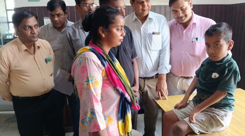 *अब राष्ट्रीय बाल स्वास्थ्य कार्यक्रम के अंतर्गत ऋषिकेश एम्स में होगा खटीमा के वीर का इलाज।* *मुख्यमंत्री के खटीमा पहुंचे से पहले स्वस्थ्य विभाग ने एम्बुलेंस से किया रेफर।* *मुख्यमंत्री ने पिछले दिनों किया था इलाज का खर्च वहन करने का बीणा* 
