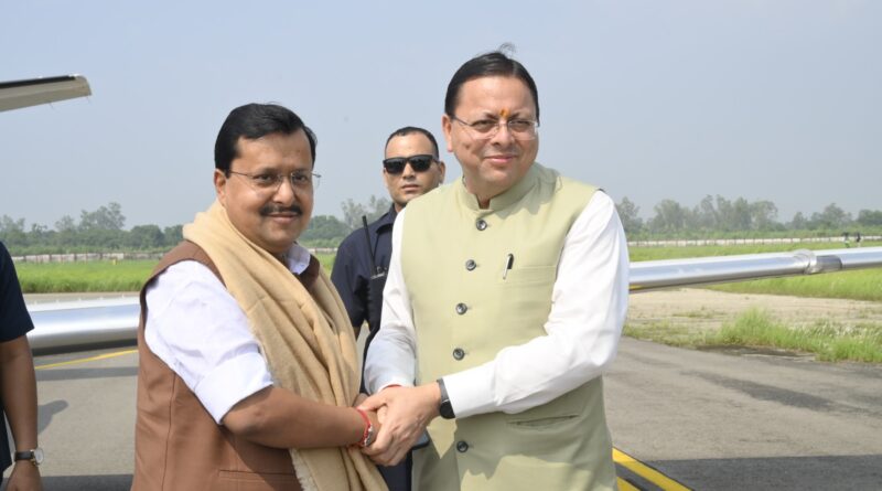 पंतनगर एयरपोर्ट पर उतरे भाजपा के राष्ट्रीय अध्यक्ष नितिन नवीन, मुख्यमंत्री पुष्कर सिंह ने पुष्पगुच्छ व नीम करोली महाराज का चित्र भेंट कर किया स्वागत 