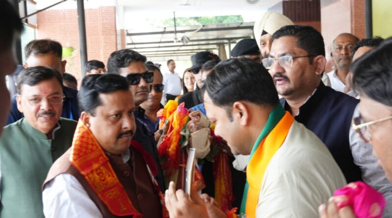 भाजपा जिला मंत्री एवं अधिवक्ता प्रमोद मित्तल ने पंतनगर एयरपोर्ट पर भाजपा राष्ट्रीय अध्यक्ष नितिन नबीन का प्रमोद मित्तल ने किया भव्य स्वागत