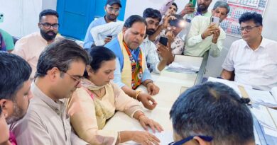 *किच्छा पालिका चुनाव में भाजपा का डैमेज कंट्रोल सफल* *महापौर विकास शर्मा और कमल जिंदल के प्रयासों से माने बागी, संदीप के समर्थन में नाम वापस* *मुख्यमंत्री धामी से फोन पर हुई वार्ता के बाद शैली फुटेला और लवी सहगल ने छोड़ा चुनाव मैदान*
