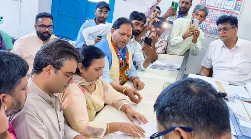 *किच्छा पालिका चुनाव में भाजपा का डैमेज कंट्रोल सफल* *महापौर विकास शर्मा और कमल जिंदल के प्रयासों से माने बागी, संदीप के समर्थन में नाम वापस* *मुख्यमंत्री धामी से फोन पर हुई वार्ता के बाद शैली फुटेला और लवी सहगल ने छोड़ा चुनाव मैदान*