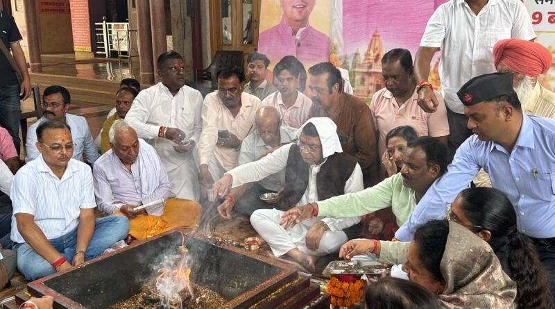 *मुख्यमंत्री पुष्कर सिंह धामी के जन्मदिन पर पांच मंदिर में विधायक शिव अरोड़ा ने कार्यकर्ताओं संग किया हवन-यज्ञ* *मुख्यमंत्री के दीर्घायु, उत्तम स्वास्थ्य एवं प्रदेश की खुशहाली की कामना, बड़ी संख्या में कार्यकर्ता हुऐ शामिल*