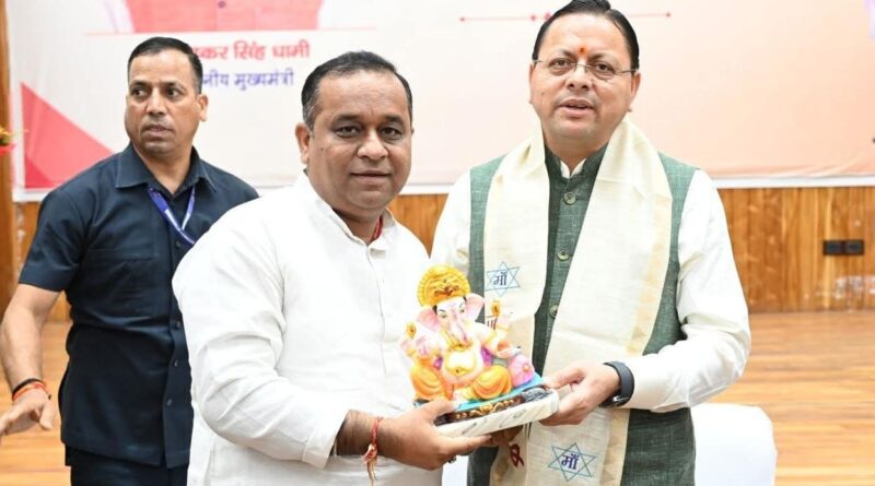 सीएम धामी को गणेश प्रतिमा भेंट की चुघ ने दी जन्मदिन की बधाई*