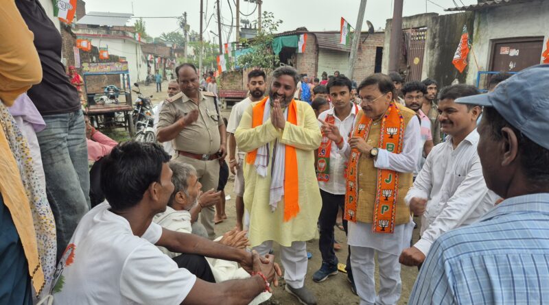 *भाजपा प्रत्याशी संदीप अरोड़ा के समर्थन में राजेश शुक्ला ने किया डोर-टू-डोर जनसंपर्क* *वार्ड 9 में अयोध्या देवी और वार्ड 20 में प्रवीन कुमार के साथ घर-घर पहुंचे, 22 सितंबर को भाजपा के पक्ष में मतदान की अपील*