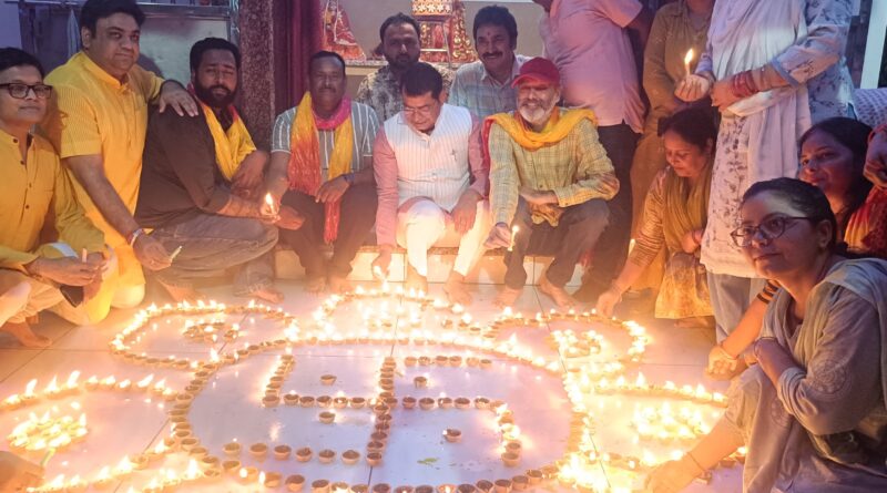 *विधायक शिव अरोरा के नेतृत्व मे 1100 दीयों से जगमगाया रुद्रपुर , ‘आशीर्वाद का दीया’ जलाकर मनाया प्रधानमंत्री नरेंद्र मोदी का जन्मदिन* *मंदिर मे पूजा अर्चना कर की प्रधानमंत्री की दीर्घायु की कामना*