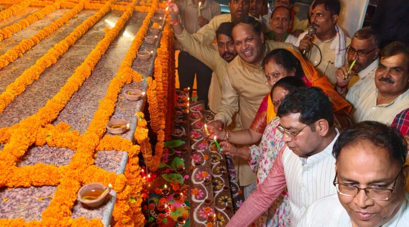 *प्रधानमंत्री मोदी के जन्मदिन पर 5,001 दीपों से जगमगाया त्रिशूल चौक* *दीप जलाकर की प्रधानमंत्री के दीर्घायु और स्वस्थ जीवन की कामना* *महापौर विकास शर्मा की पहल पर आयोजित कार्यक्रम में सेवा और समर्पण का दिया संदेश*