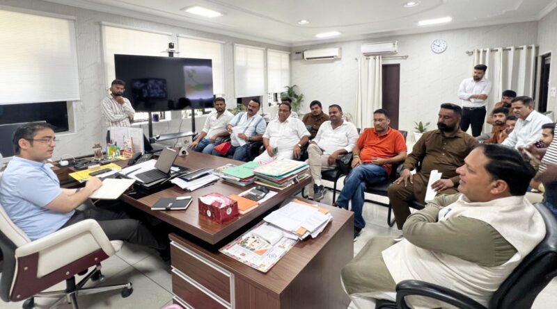 *अब ग्रामीण क्षेत्रों को भी चमकाने के लिए जुटे महापौर विकास शर्मा* *महापौर की पहल पर ग्राम प्रधानों की समस्याओं का सीडीओ ने लिया संज्ञान* *ग्रामीण क्षेत्रों से कूड़ा कलेक्शन के लिए जल्द मिलेंगे नये वाहन*