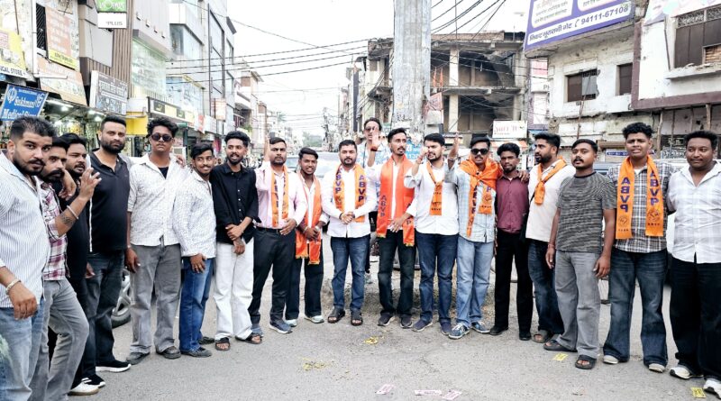 दिल्ली विश्वविद्यालय में ABVP की शानदार जीत पर रुद्रपुर में जश्न, आतिशबाजी एवं मिष्ठान्न वितरण