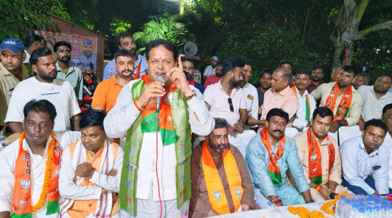 *किच्छा के चुनावी रण में महापौर विकास शर्मा ने बनाया माहौल* *प्रचार में झोंकी ताकत, वार्ड-दर-वार्ड सभाएं कर भाजपा के पक्ष में मांगा समर्थन*