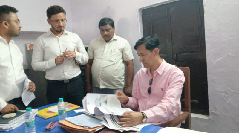 *कमिश्नर ने किया काशीपुर तहसील का औचक निरीक्षण।* *फाइलों के लंबित रहने पर जताई कड़ी नाराजगी, डीएम को दिए सम्बंधित अधिकारियों से स्पष्टीकरण मानने के निर्देश* 