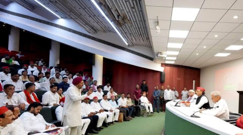 *भाजपा सरकार ने रोका उत्तराखंड का विकास,अखिलेश।* *लखनऊ में उत्तराखण्ड समाजवादी पार्टी के सभी नेताओं और कार्यकर्ताओं की बैठक आयोजित*