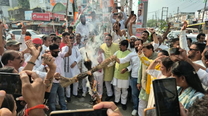 किच्छा निकाय चुनाव विवाद पर भाजपा का तीखा प्रदर्शन, कांग्रेस का पुतला दहन कर राजेश प्रताप सिंह की तत्काल गिरफ्तारी की मांग