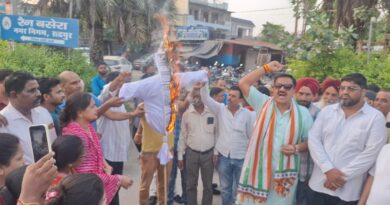 *पूर्व विधायक राजकुमार ठुकराल एवं महानगर अध्यक्ष ममता रानी के नेतृत्व में सरकार का पुतला फूंका* *बेहड़ के साथ हुई घटना को लेकर कार्यकर्ताओं में आक्रोश, सरकार के खिलाफ जमकर की नारेबाजी*