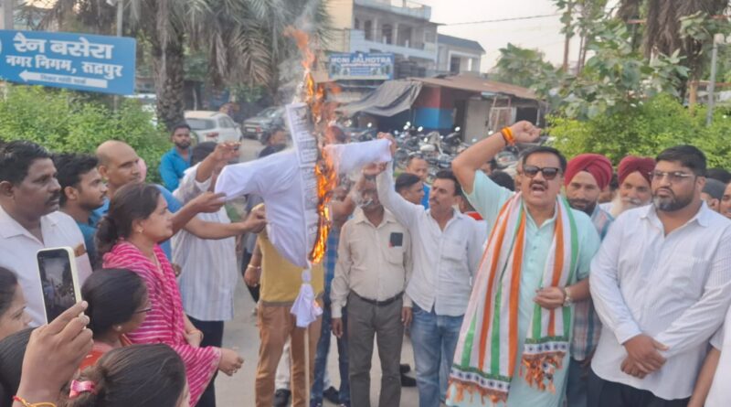 *पूर्व विधायक राजकुमार ठुकराल एवं महानगर अध्यक्ष ममता रानी के नेतृत्व में सरकार का पुतला फूंका* *बेहड़ के साथ हुई घटना को लेकर कार्यकर्ताओं में आक्रोश, सरकार के खिलाफ जमकर की नारेबाजी*
