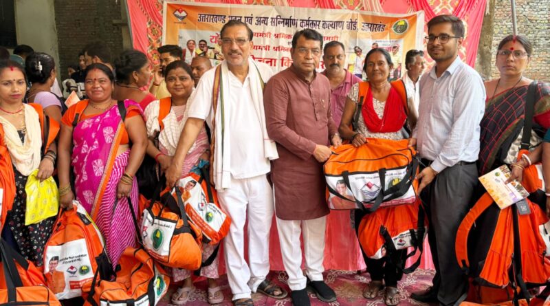 *मुखर्जीनगर में 400 श्रमिकों को विधायक शिव अरोरा ने बाटी लेबर किट, विधायक बोले—हर पात्र श्रमिक तक पहुंच रहा है सरकार की योजना का लाभ*