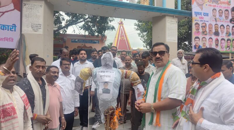ट्रांजिट कैंप में कांग्रेस ने फूंका भाजपा का पुतला, किच्छा घटना में सरकार के खिलाफ की नारेबाजी 