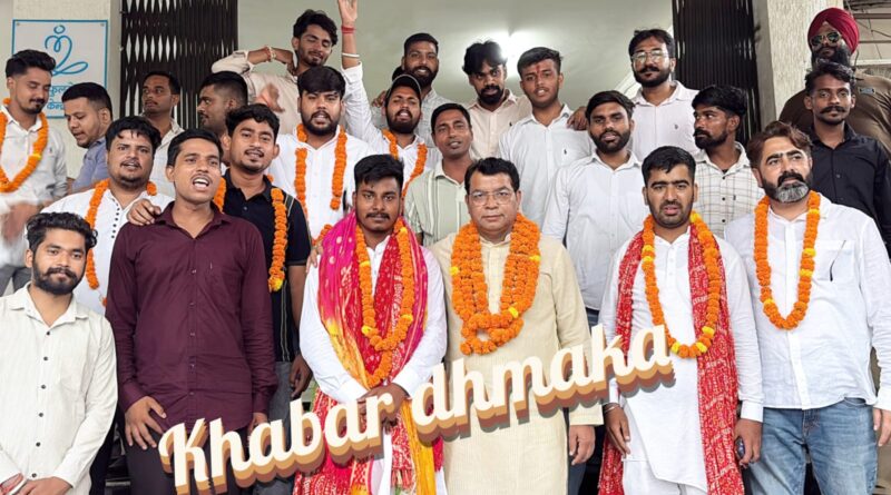 *छात्र उपाध्यक्ष पद पर विश्वजीत निर्विरोध निर्वाचित पहुंचे विधायक कार्यालय , विधायक शिव अरोरा ने अंगवस्त्र फूलमाला पहनाकर दी शुभकामनायें* *विधायक कार्यालय के बाहर आतिशबाजी कर छात्रों ने मनाया जीत का जश्न*