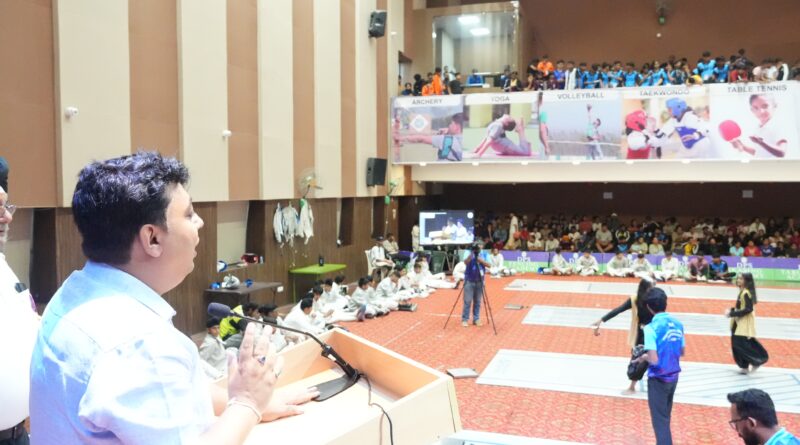 *नेशनल फेंसिंग चैंपियनशिप में 22 राज्यों के 1500 खिलाड़ियों के द्वारा प्रतिभाग किया गया।* *कार्यक्रम में डीएम नितिन सिंह भदौरिया ने बतौर मुख्य अतिथि किया प्रतिभाग।*