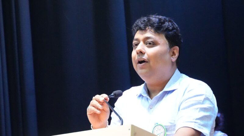 डीएम ऊधमसिंहनगर का लेखपाल/पटवारियों को सख्त निर्देश दाखिल-खारिज व सभी प्रमाण-पत्र स्थलीय निरीक्षण उपरान्त ही निर्गत करें।