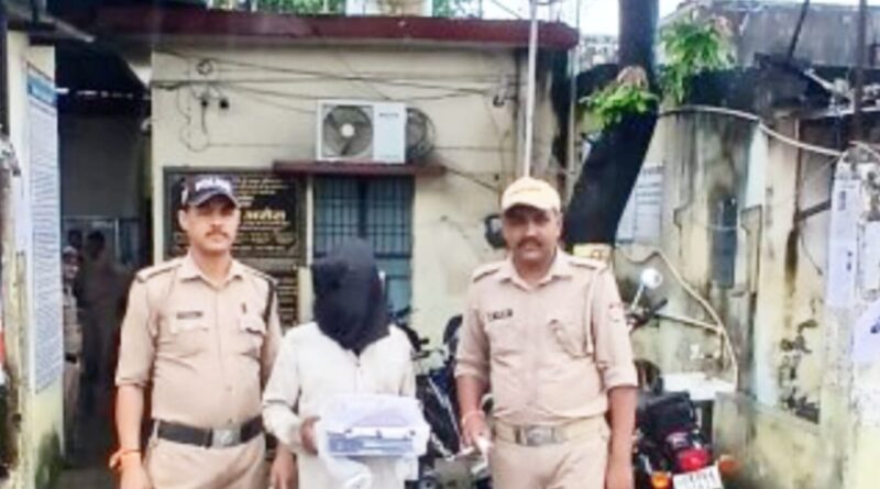 *ट्रांजिट कैंप पुलिस ने 01 मोबाइल चोर को किया गिरफ्तार।* *मोबाइल चोर से चोरी के 10 मोबाइल फोन बरामद।*