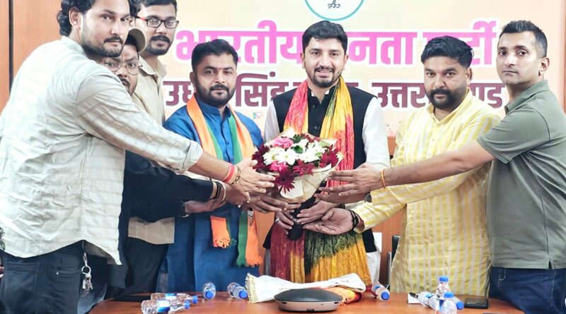 *युवामोर्चा के प्रदेश मंत्री आयर्न पहुंचे रुद्रपुर,जिला कार्यालय कार्यकर्ताओं के साथ की बैठक।* *जिला अध्यक्ष बिट्टू चौहान समेत अन्य कार्यकर्ताओं ने किया स्वागत* 